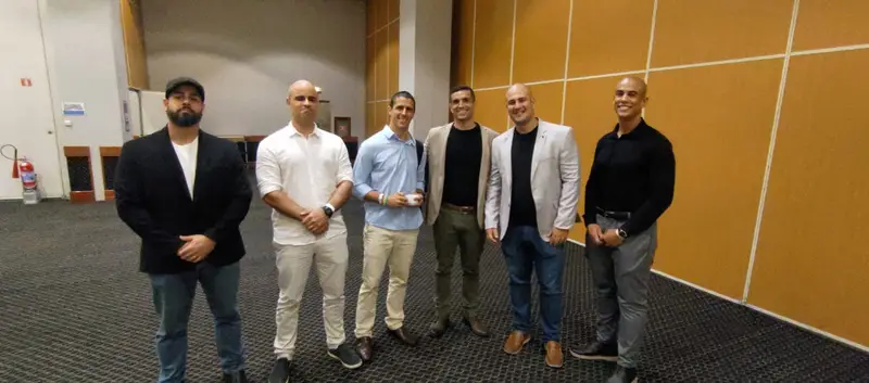 Maurício Feres em grupo de terapeutas e professores durante evento