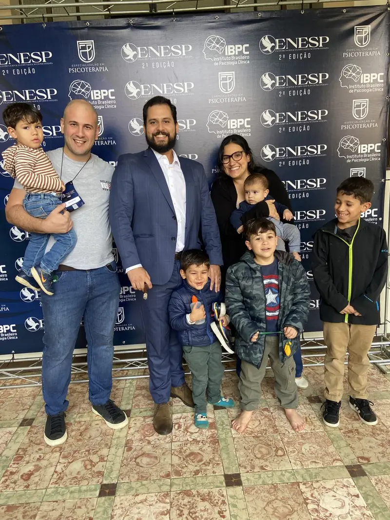 Maurício Feres com a família em congresso de psicoterapia clínica